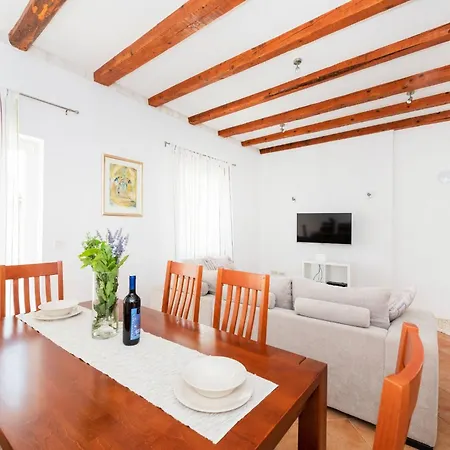 Nira Radonic Šibenik