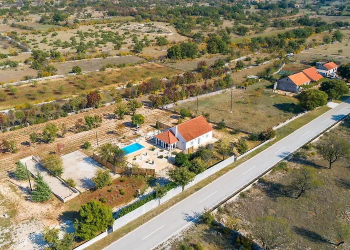 Villa Nira Radonić *